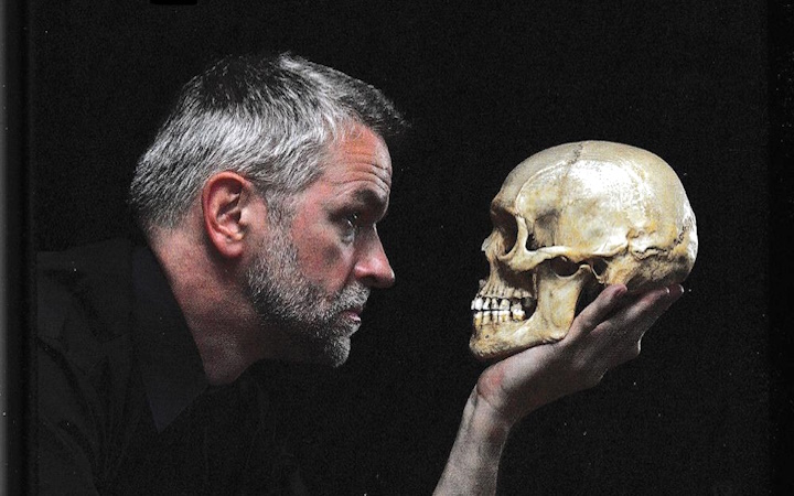 Bild von Daniel Knop, der einen menschlichen Schädel in der Hand hält